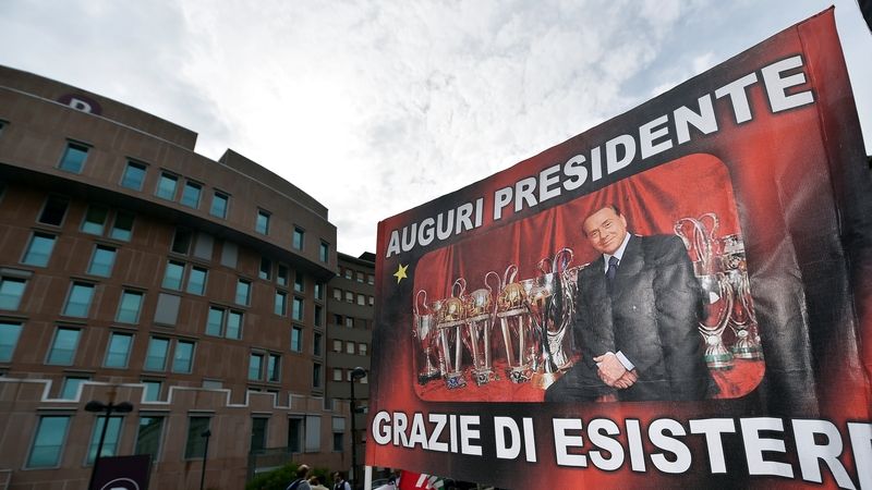 Billboard s Berlusconim před milánskou nemocnicí San Raffaele 