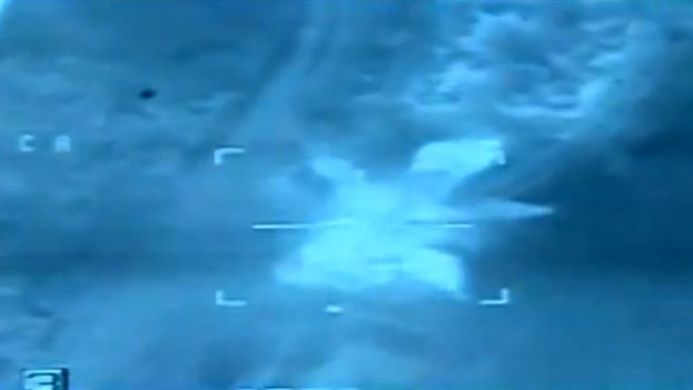 Záběr z egyptského letadla nalétávajícího na Libyi 