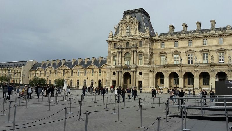 Prázdný prostor před muzeem v Paříži