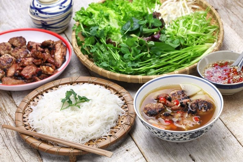 Jeden z tradičních vietnamských pokrmů, grilované vepřové Bún chả.