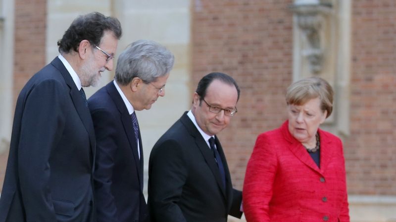 Zleva španělský premiér Mariano Rajoy, italský premiér Paolo Gentiloni, francouzský prezident Francois Hollande a německá kancléřka Angela Merkelová na setkání ve Versailles