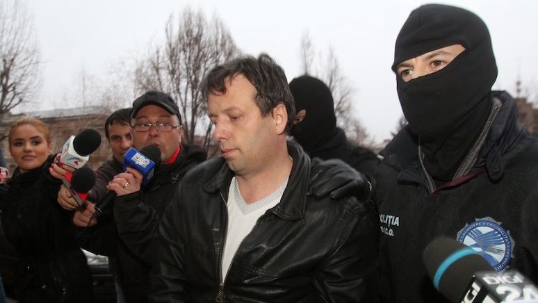 Rumunský hacker Marcel Lehel Lazar známý pod přezdívkou Guccifer (uprostřed)