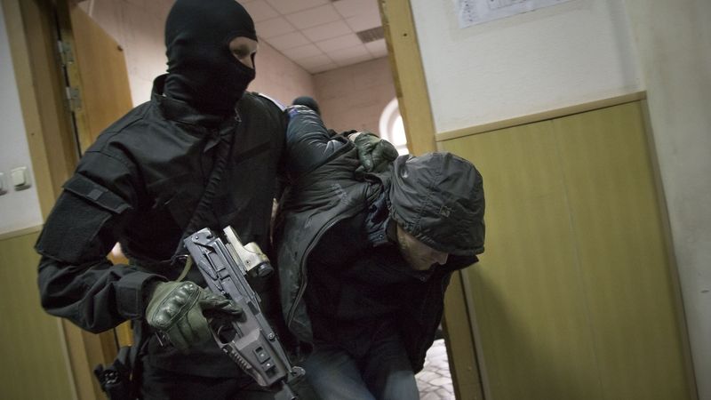 Policie eskortuje k moskevskému soudu jednoho z mužů zadržených v souvislosti s vraždou opozičního politika Borise Němcova.