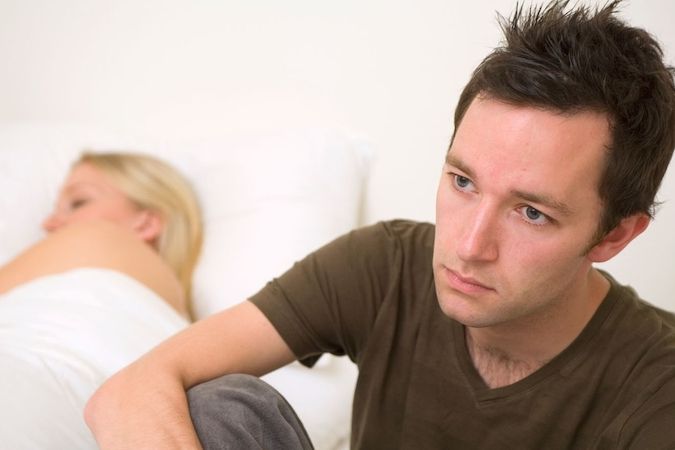 Za změnou chování partnera ve vztahu nemusí nutně stát fyzická nevěra, stejné potíže dokáže způsobit i ta emoční.