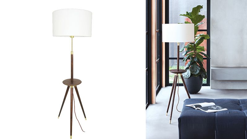 Odkládací stolek je praktickým detailem stojacích lamp.