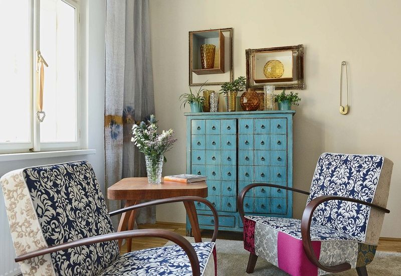 Dámský obývací pokoj, kde se majitelka nebála barev. Syté odstíny působí v interiéru útulně, z křesel se po repasování staly jedinečné designové kousky. 