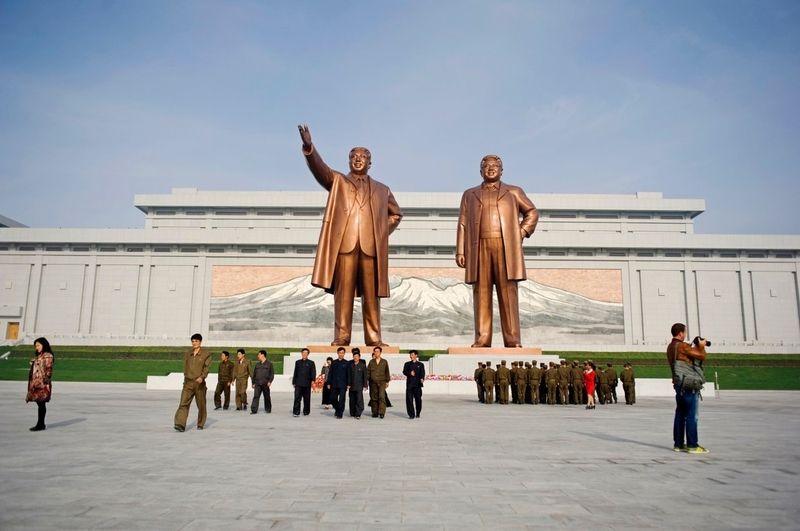 Sochy předchozích severokorejských vládců Kim Ir-sena a Kim Čong-ila v Pchjongjangu