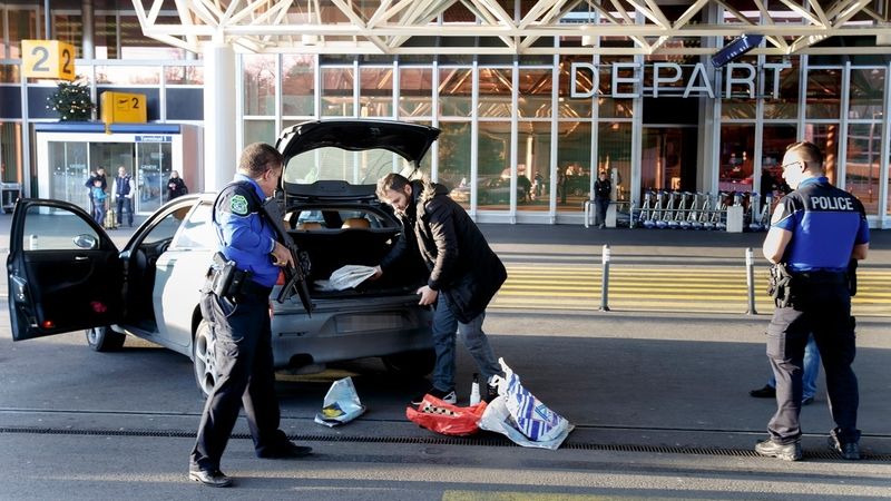 Švýcarští policisté kontrolují auto před ženevským letištěm. V Ženevě byl tento týden vyhlášen vysoký stupeň ostražitosti kvůli možným teroristickým útokům