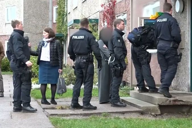 BEZ KOMENTÁŘE: Německá policie zasahuje v Suhlu
