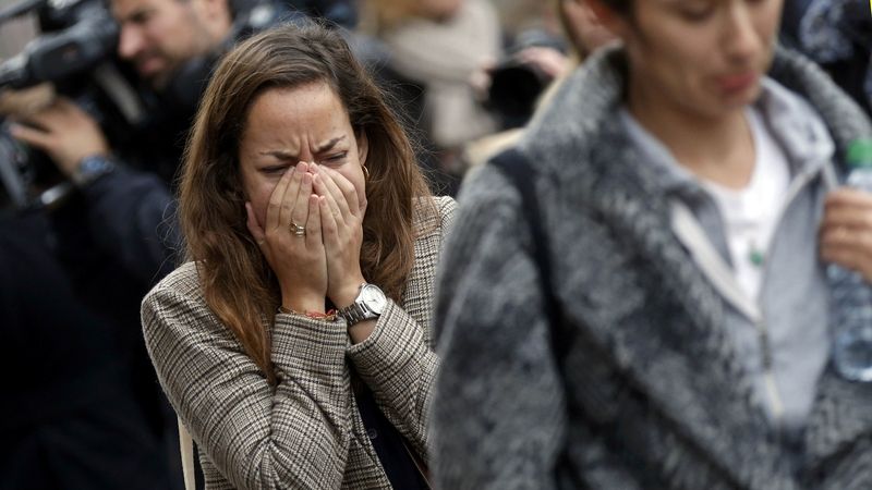 Pařížané zažívají po pátečních útocích těžké chvíle.