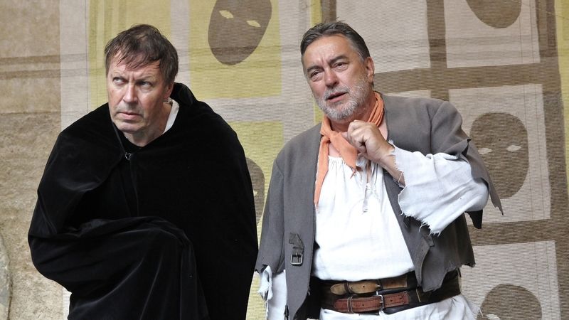 Zleva Richard Haan v titulní roli a Luděk Vele jako Sparafucile v inscenaci Rigoletta na hradě Grabštejně.