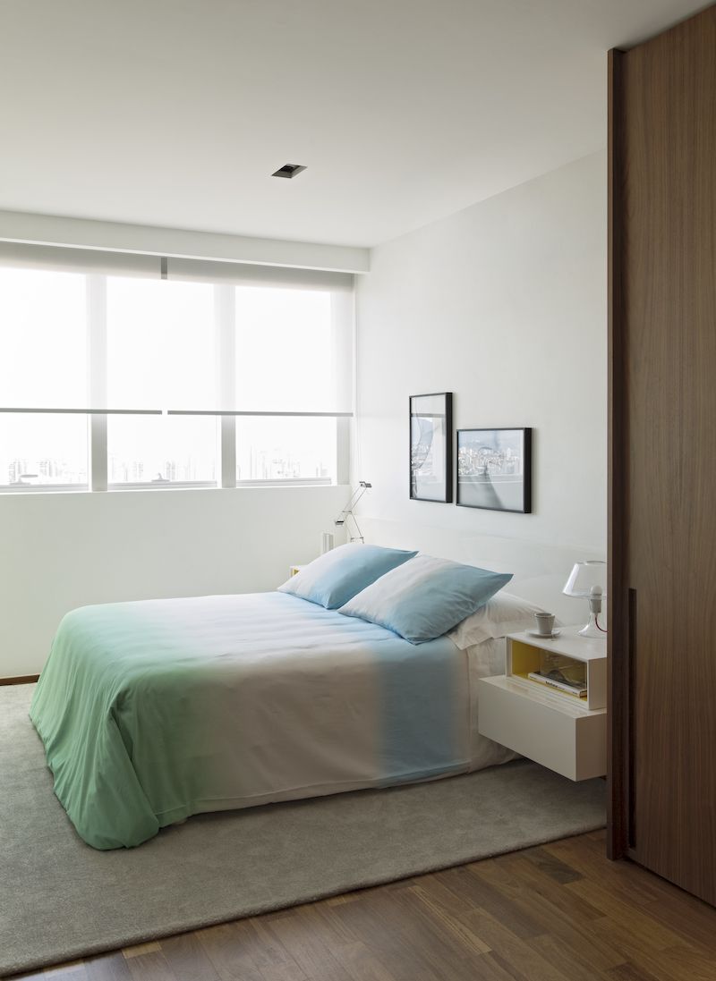 Jednotný styl zařízení bytu se opakuje i v ložnici, zde je ovšem více akcentovaná bílá barva.