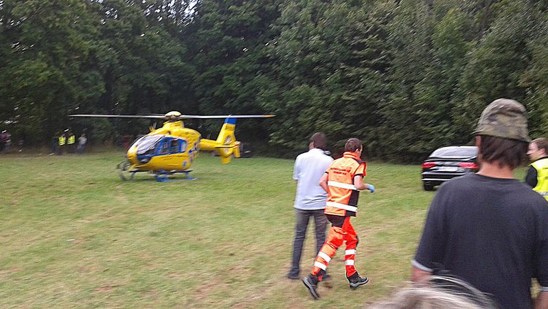Vrtulník na místě nehody v Heřmanově Městci 