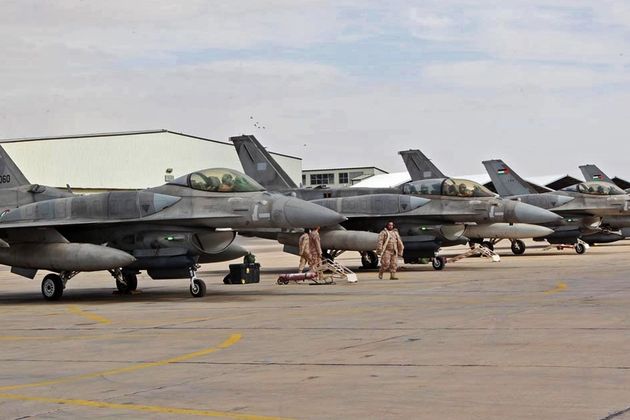 Letka F-16 ze Spojených arabských emirátů na letišti v Jordánsku, která se nově zapojila do náletů na IS.