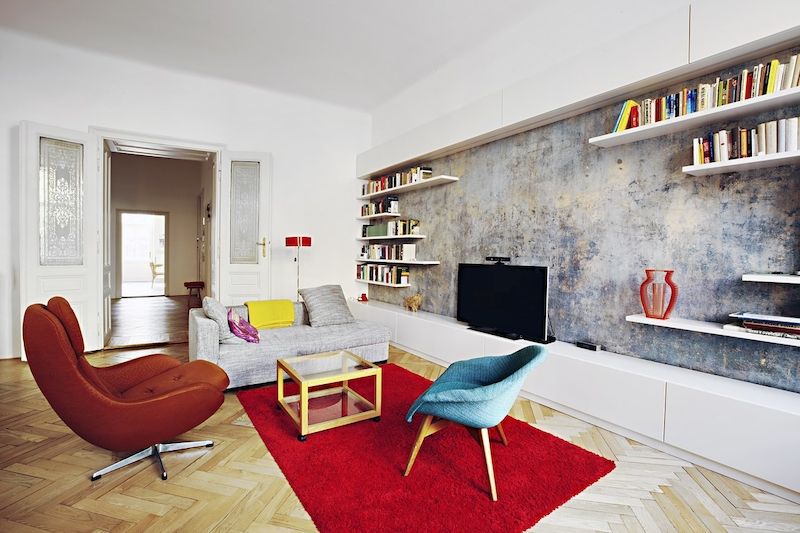 Barevný koncept interiéru určily odhalené staré vrstvy výmalby, jejíž modré a sytě žluté tóny provází i ostatní místnosti. Doplňkovou barvou je zvolena červená.