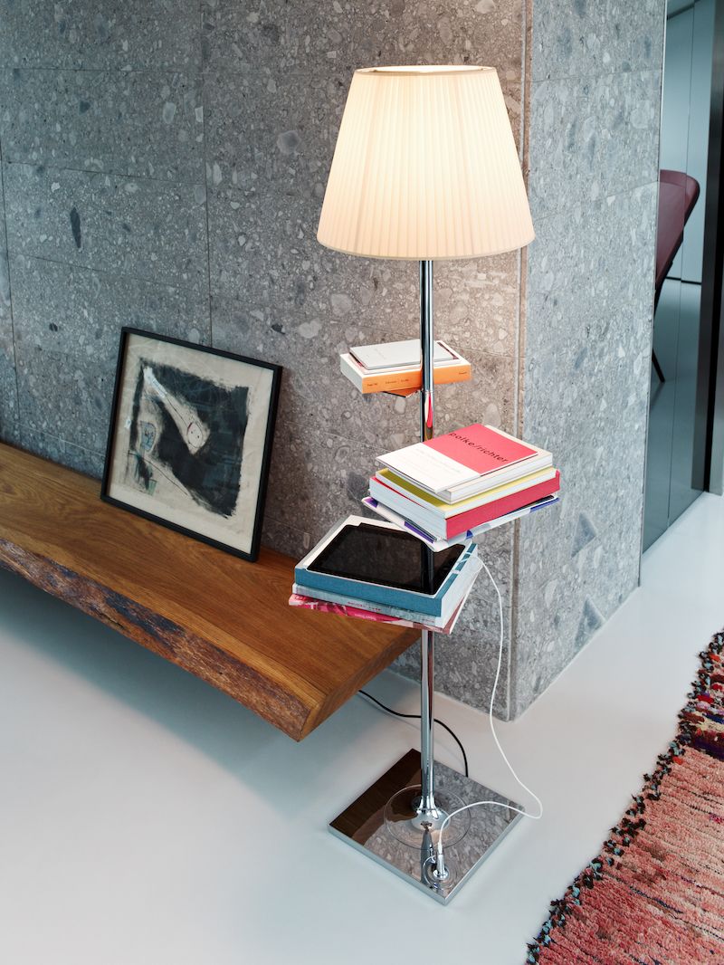 Lampa s poličkami na knihy