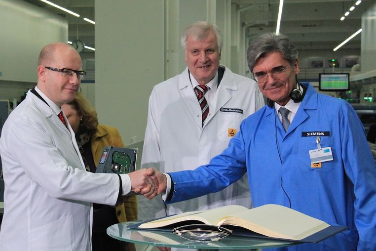 Premiér Bohuslav Sobotka si prohlédl digitální závod společnosti Siemens v německém Ambergu. Vpravo je prezident Siemensu Joe Kaeser, uprostřed bavorský ministerský předseda Horst Seehofer.