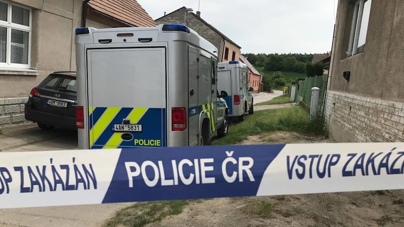 Policie obvinila muže z vraždy příbuzné na Teplicku