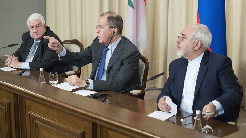 Ministři zahraničních věcí Ruska Sergej Lavrov (uprostřed), Sýrie  Valíd Mualim (vlevo) a Íránu Mohammad Džavád Zaríf na sobotním setkání v Moskvě