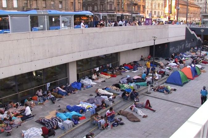 BEZ KOMENTÁŘE: Stovky uprchlíků se usadily v okolí Východního nádraží v Budapešti