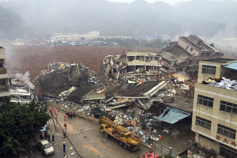 Záchranáři pátrají po přeživších mezi sutinami budov po sesuvu půdy v Šen-čenu