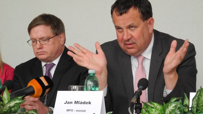 Ministr průmyslu a obchodu Jan Mládek a výkonný ředitel OKD Dale Ekmark (vlevo).