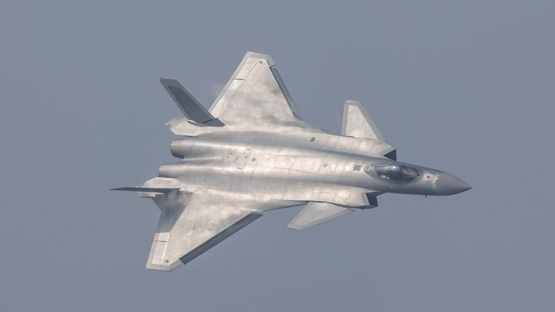 Pohled na čínský letoun páté generace J-20