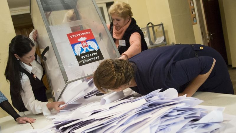 Sčítání hlasů v separatistických volbách na východě Ukrajiny