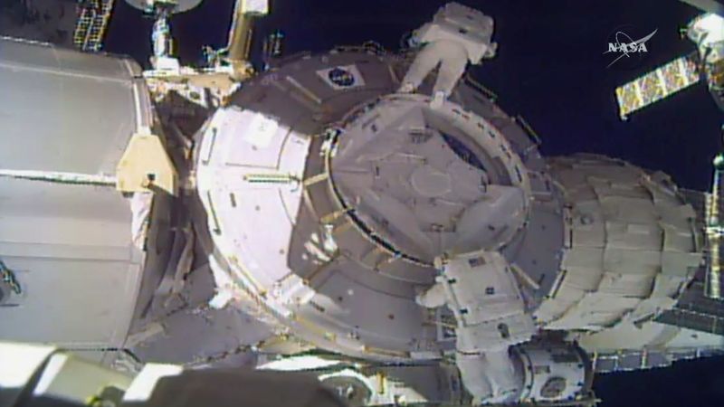 Peggy Whitsonpvá (nahoře) a Shane Kimbrough pracují vně ISS 
