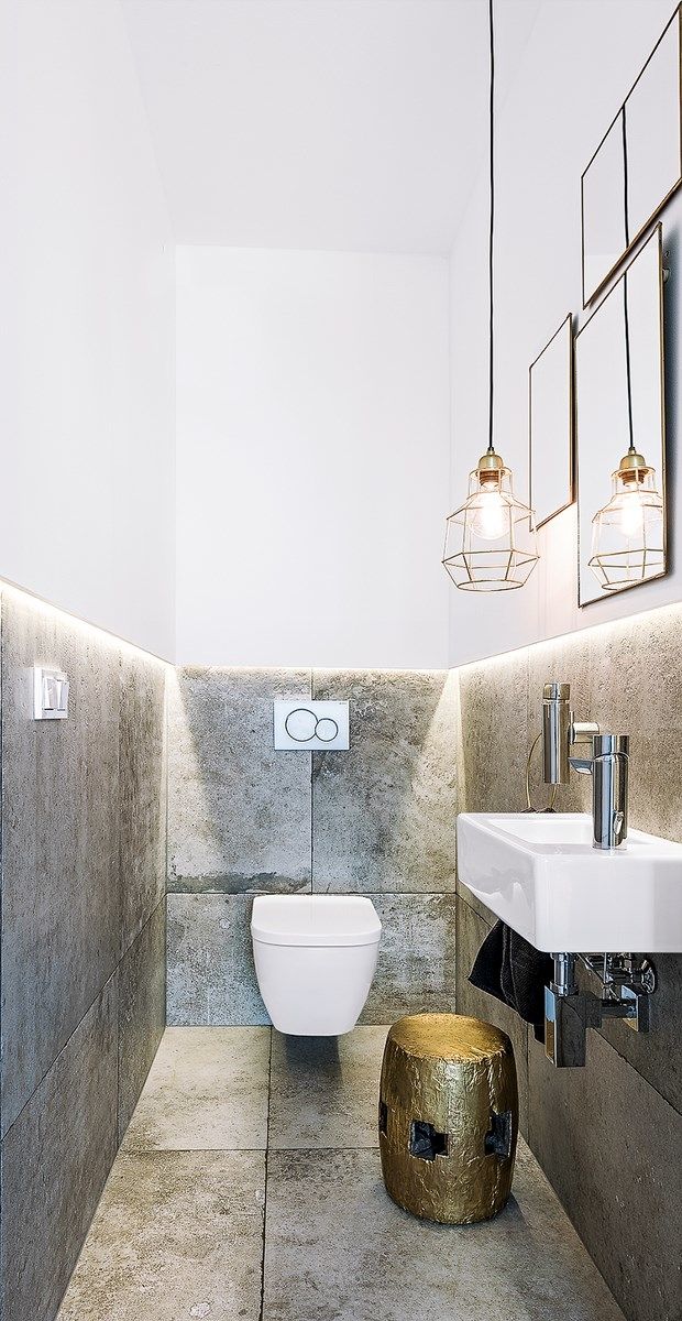 Útulná je i WC místnost vybavená sanitární keramikou Duravit, zlatým taburetem Deconcept a svítidlem House Doctor.