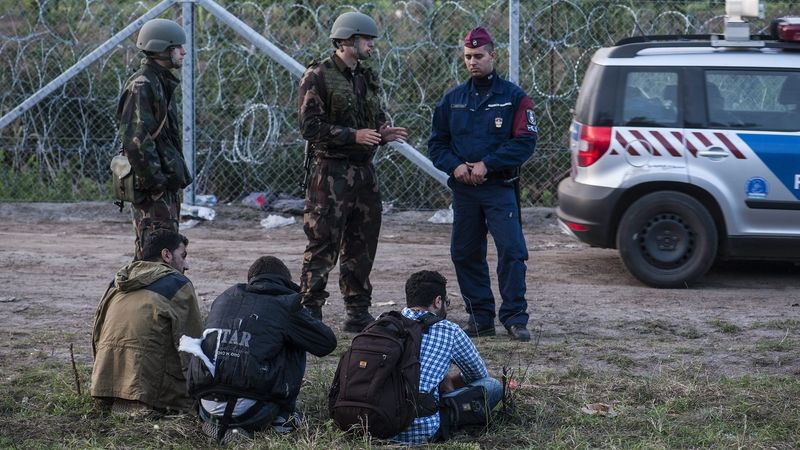 Maďarští vojáci a policisté zadrželi skupinu ilegálních migrantů, kteří se pokusili dostat přes bariéru na hranicích se Srbskem.