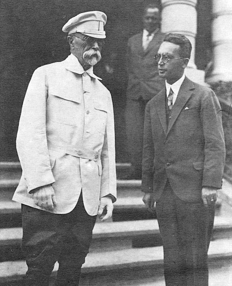 T. G. M. s osobním tajemníkem dr. Antonínem Schenkem v Karlových Varech před hotelem Savoy v roce 1928