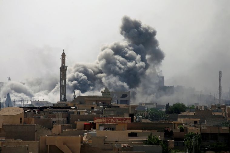 Kouř po náletu na západní část Mosulu 