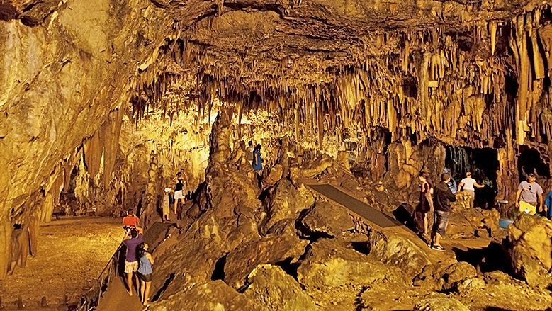 Dračí jeskyně je jedním z mnoha kouzelných přírodních úkazů Kefalonie