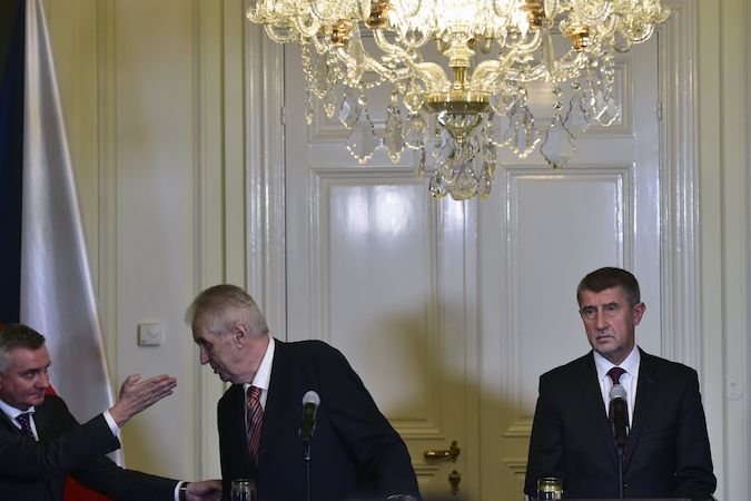 Prezident Miloš Zeman pověřil 31. října na zámku v Lánech předsedu ANO Andreje Babiše jednáním o sestavení vlády.