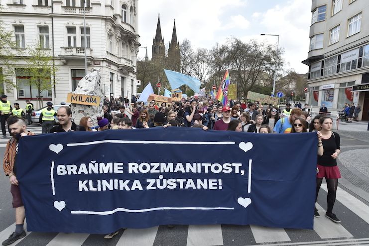 V Praze do ulic vyrazilo na tři stovky lidí za zachování kliniky