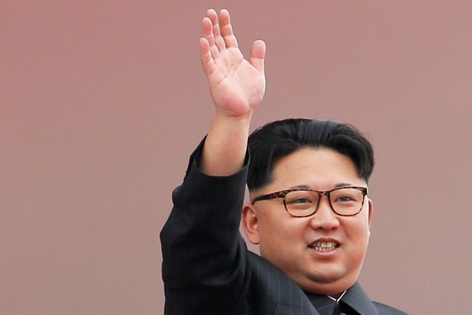 Severokorejský vůdce Kim Čong-un zdraví účastníky průvodu. 