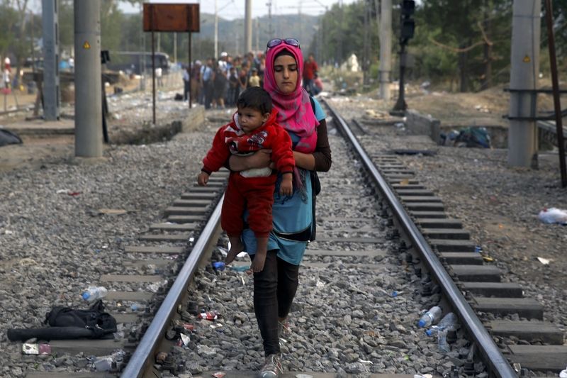 Syrská uprchlice jde po trati poblíž řecko-makedonské hranice