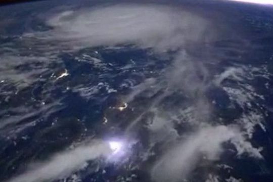 BEZ KOMENTÁŘE: Astronaut natočil z ISS bouři doprovázenou blesky
