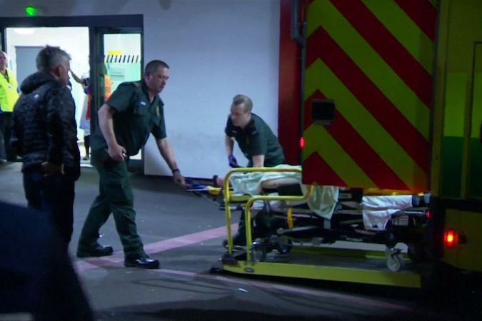 BEZ KOMENTÁŘE: Sanitky rozvezly zraněné z koncertu v Manchesteru do okolních nemocnic