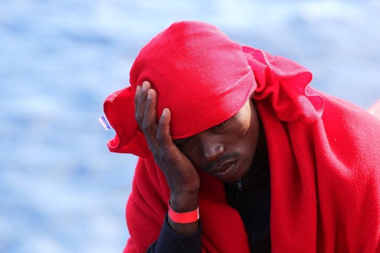 Migrant, který byl zachráněn ve Středozemním moři nedaleko libyjských vod.