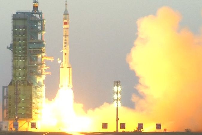 BEZ KOMENTÁŘE: Dva čínští astronauti odstartovali do vesmíru v kosmické lodi Šen-čou 11