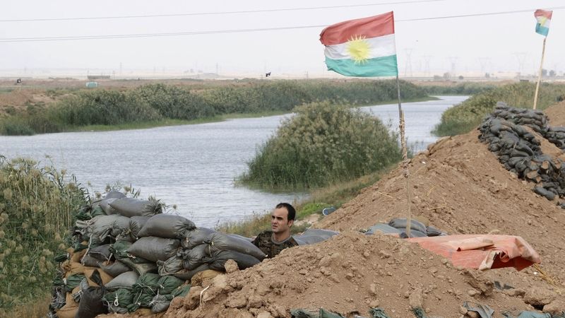 Kurdští pešmergové brání most Mully Abdulláha jižně Kirkúku 