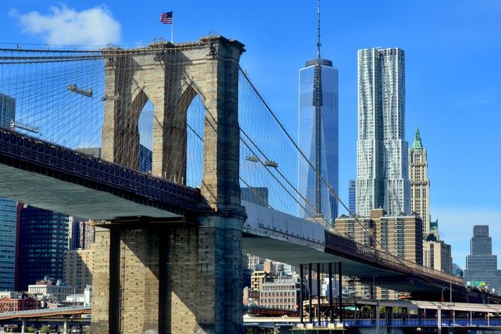 Neogotické pilíře Brooklynského mostu a za ním One World Trade Centre. Tak vypadá neworské panorama dnes.