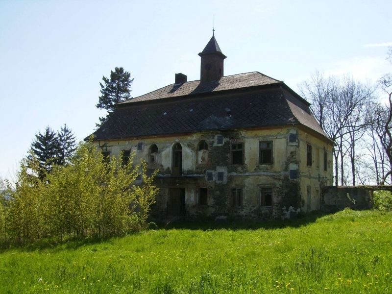 Zchátralý zámek v Tetěticích na Klatovsku
