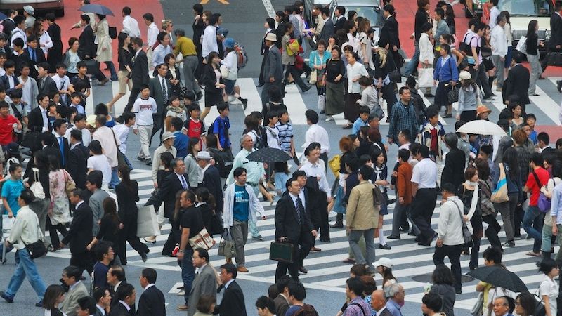 V Japonsku je běžné, že lidé pracují desítky hodin přesčas.