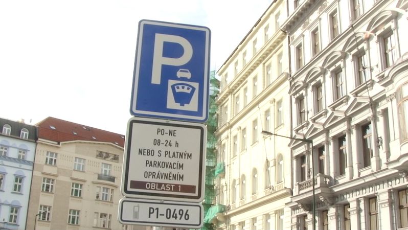 Praha dostala pokutu za pravidla pro parkování hybridů
