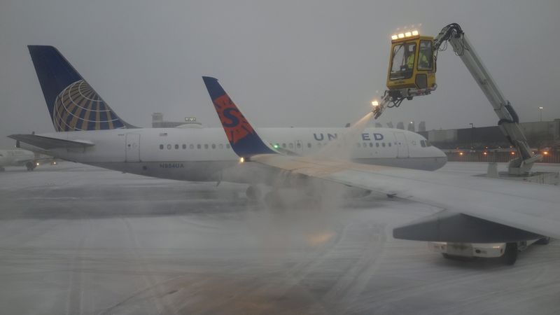 Odmrazování letadel na letišti v Bostonu 