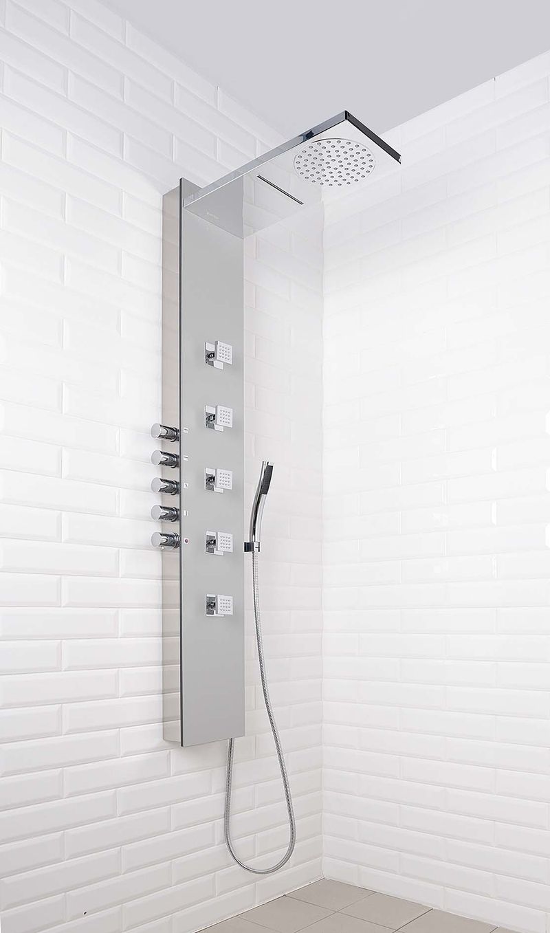 Sprchový nástěnný panel Soul 200, 210x1500mm (32 590 Kč) je z barevného kompozitu Aluminium nebo akrylátu (bílá barva), je určen na stěnu. Ovládací prvky panelu jsou na boku, čímž je možno využít celé přední plochy panelu pro větší masážní trysky. 