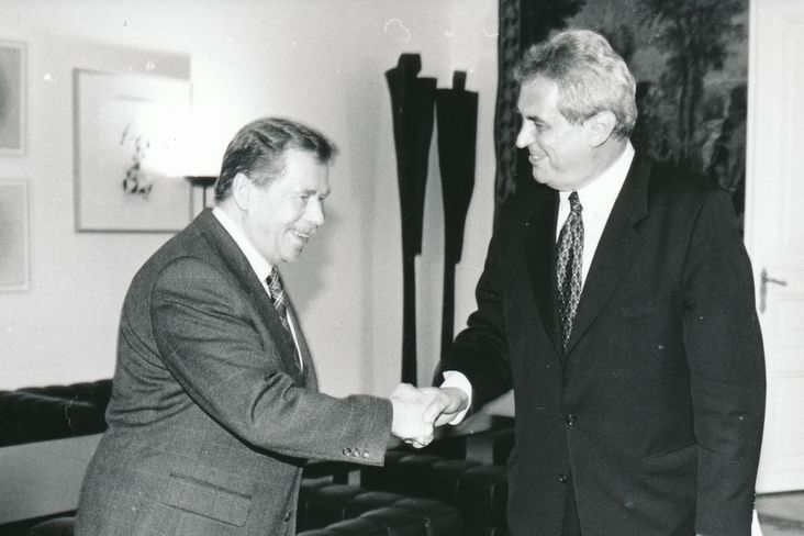 Václav Havel a Miloš Zeman na archivním snímku